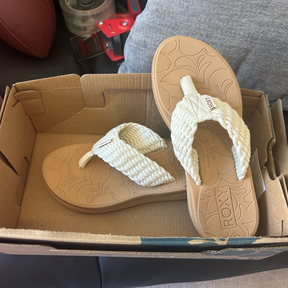 Roxy white platform flip flop sandals